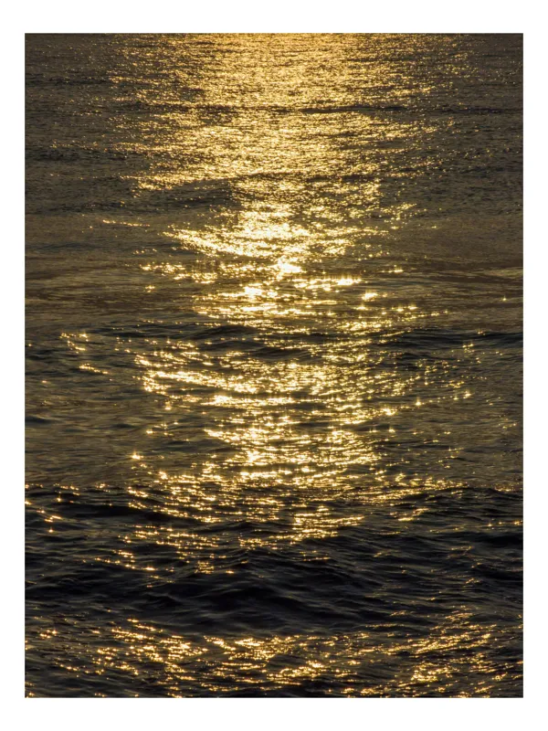 Tablou Canvas, "Strălucirea soarelui pe apă liniștită", Aur, Reflexie, Ocean, Apus, Scânteiere, Calm, Încântare, Valuri, 26 x 39 cm