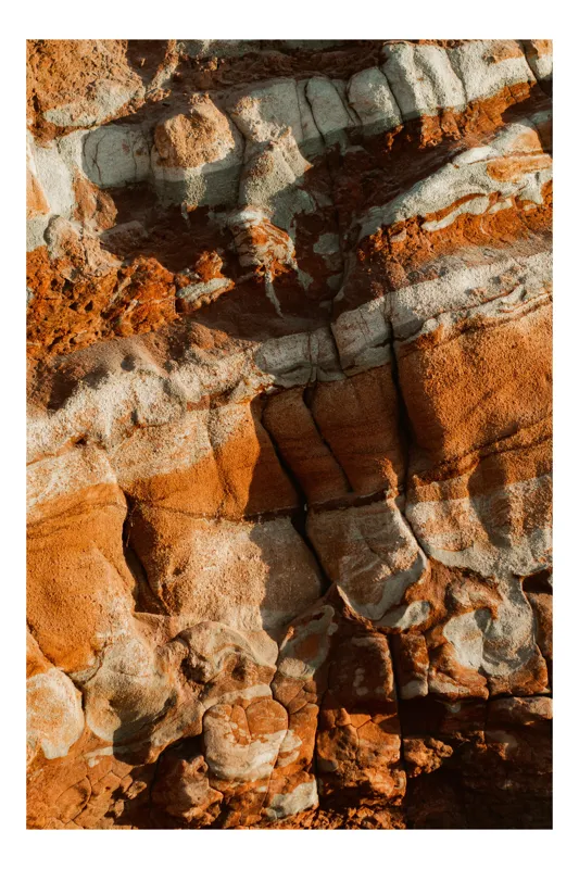 Tablou Canvas, "Straturi de piatră în timp sculptat", Pietriș, Stratificare, Eroziune, Contrast, Textură, Rugozitate, Sedimentar, Natural, Diverse., 26 x 39 cm
