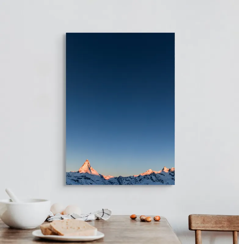 Tablou Canvas, "Strălucirea răsăritului peste vârfuri alpine", Munte, Cer, Albastru, Vârf, Zăpadă, Apus, Lumină, Peisaj, Tranquilitate, 50 x 70 cm – poza 3