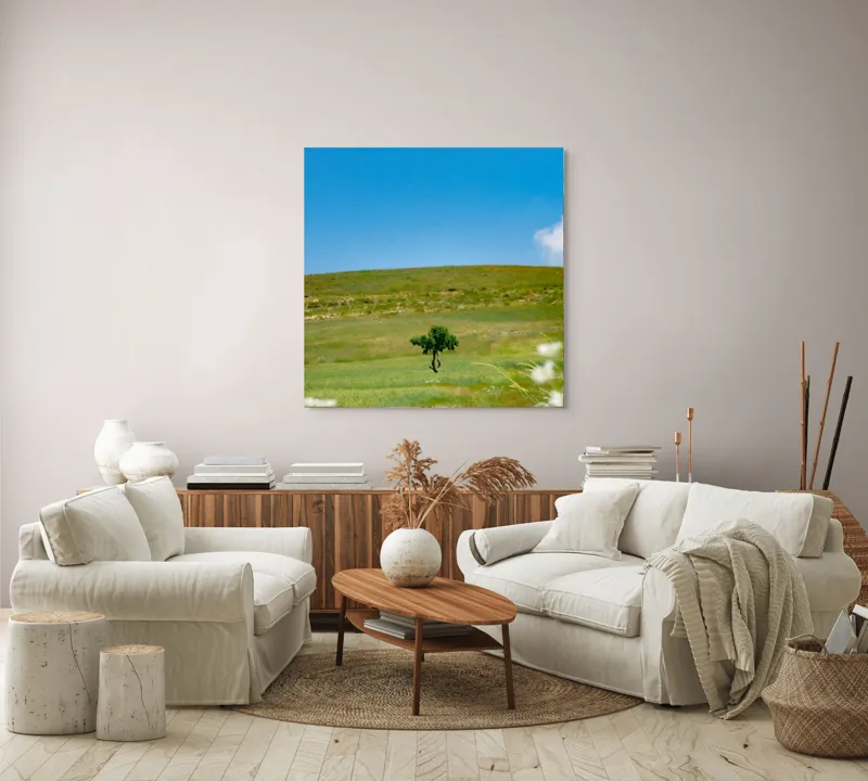 Tablou Canvas, "Copacul singuratic în câmp deschis", Copac, Solitar, Câmpie, Cer, Albastru, Verde, Peisaj, Tranquilitate, Linie, Orizont, Flori, Sălbăticie, 100 x 100 cm – poza 3
