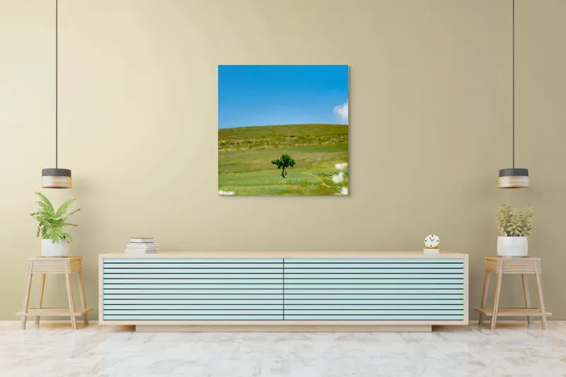 Tablou Canvas, "Copacul singuratic în câmp deschis", Copac, Solitar, Câmpie, Cer, Albastru, Verde, Peisaj, Tranquilitate, Linie, Orizont, Flori, Sălbăticie, 100 x 100 cm – poza 5