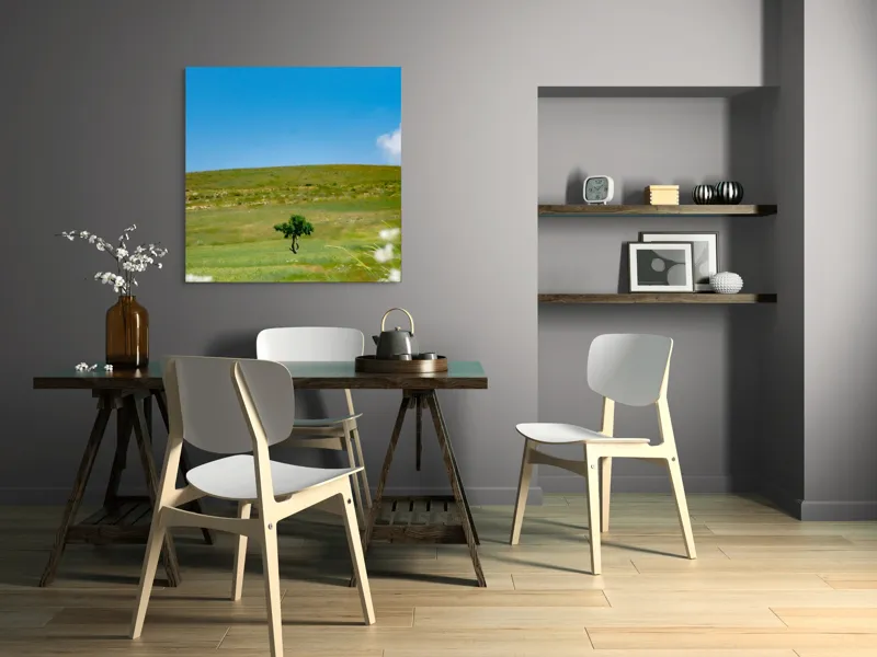 Tablou Canvas, "Copacul singuratic în câmp deschis", Copac, Solitar, Câmpie, Cer, Albastru, Verde, Peisaj, Tranquilitate, Linie, Orizont, Flori, Sălbăticie, 100 x 100 cm – poza 6