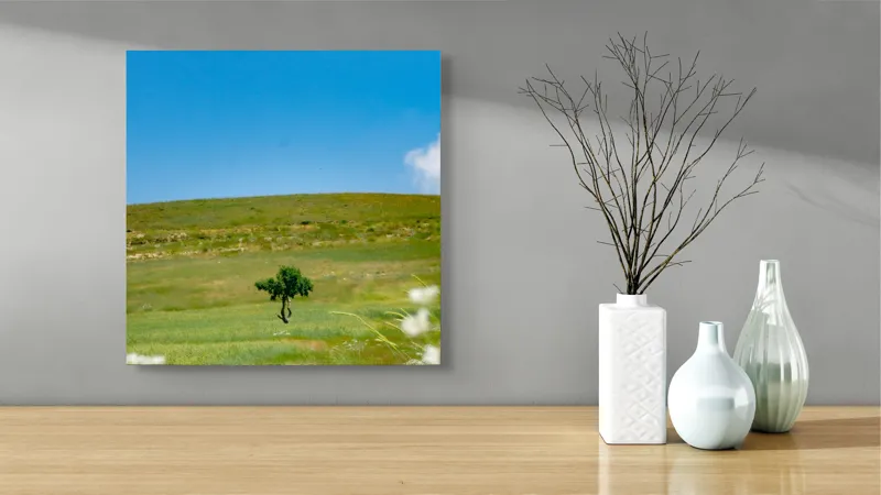 Tablou Canvas, "Copacul singuratic în câmp deschis", Copac, Solitar, Câmpie, Cer, Albastru, Verde, Peisaj, Tranquilitate, Linie, Orizont, Flori, Sălbăticie, 50 x 50 cm – poza 3
