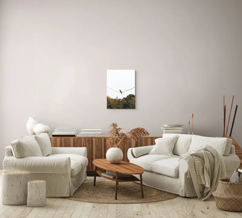 Tablou Canvas, "Papagal pe fire sub cer senin", Verde, Papagal, Crengi, Cer, Natural, Solitar, Zbor, Pene, Linie, Fire, Peisaj, Păsărește, Aripi, Echilibru, Arbori, 39 x 54 cm – poza 5
