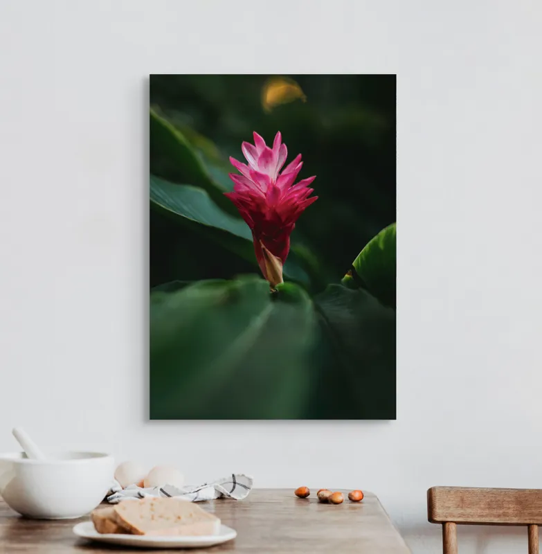 Tablou Canvas, "Floare exotică în amurg verde", Floare, Exotica, Roz, Frunze, Verde, Lumina, Mister, Contrast, Frumusete, Eleganta, 50 x 70 cm – poza 3