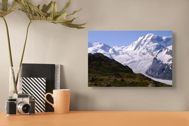 Tablou Canvas, "Măreția alpină sub cer senin", Munți, Zăpadă, Gheață, Brazi, Pajiște, Cer, Senin., 39 x 26 cm – poza 3