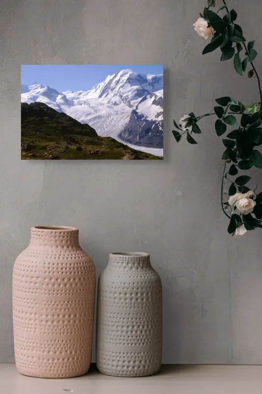 Tablou Canvas, "Măreția alpină sub cer senin", Munți, Zăpadă, Gheață, Brazi, Pajiște, Cer, Senin., 39 x 26 cm – poza 4