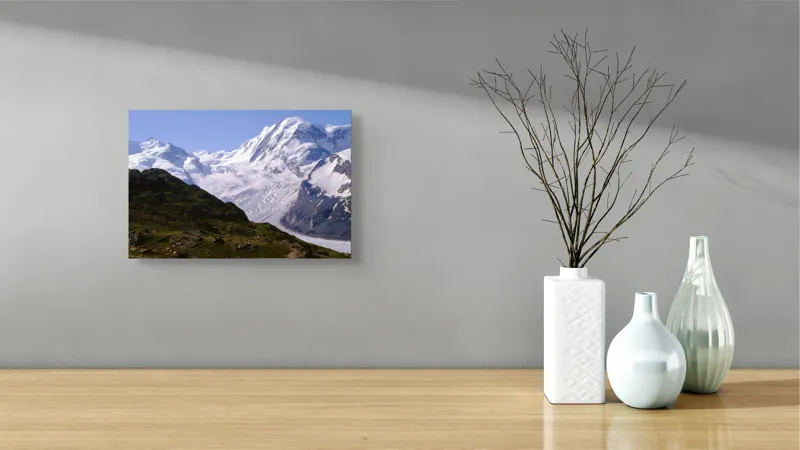 Tablou Canvas, "Măreția alpină sub cer senin", Munți, Zăpadă, Gheață, Brazi, Pajiște, Cer, Senin., 39 x 26 cm – poza 8