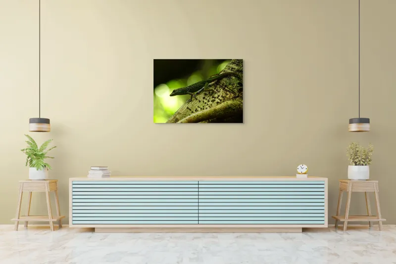 Tablou Canvas, "Șopârla verde pe trunchiul copacului", 100 x 70 cm – poza 4