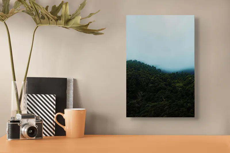 Tablou Canvas, "Ceața se lasă peste pădure", Pădure, Ceață, Dealuri, Verdeață, Mister, Liniște, Natură, Umbre, Contemplare, Tihnă, 26 x 39 cm – poza 3