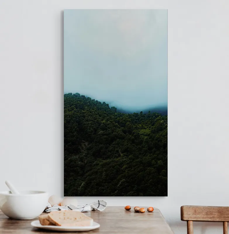 Tablou Canvas, "Ceața se lasă peste pădure", Pădure, Ceață, Dealuri, Verdeață, Mister, Liniște, Natură, Umbre, Contemplare, Tihnă, 50 x 90 cm – poza 3