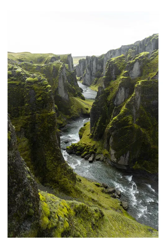 Tablou Canvas, "Canyon-ul verde al Islandei misterioase", Verde, Câmpie, Chei, Râu, Stânci, Muschi, Peisaj, Natură, 70 x 100 cm