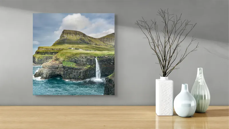 Tablou Canvas, "Cascada ascunsă în peisajul montan", Cascadă, Stânci, Munte, Ocean, Cer, Pajiște, Roci, Valuri, Natural, Senin, 50 x 50 cm – poza 3