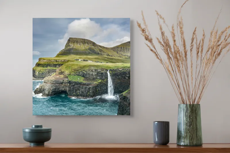 Tablou Canvas, "Cascada ascunsă în peisajul montan", Cascadă, Stânci, Munte, Ocean, Cer, Pajiște, Roci, Valuri, Natural, Senin, 50 x 50 cm – poza 4