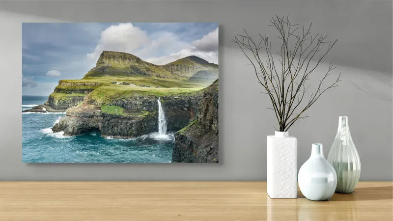 Tablou Canvas, "Cascada ascunsă în peisajul montan", Cascadă, Stânci, Munte, Ocean, Cer, Pajiște, Roci, Valuri, Natural, Senin, 70 x 50 cm – poza 3