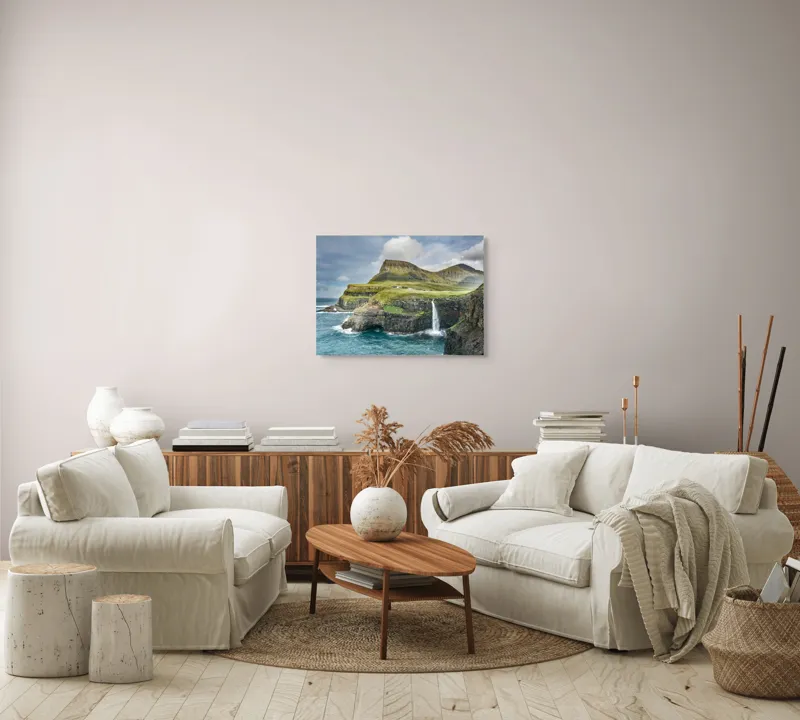 Tablou Canvas, "Cascada ascunsă în peisajul montan", Cascadă, Stânci, Munte, Ocean, Cer, Pajiște, Roci, Valuri, Natural, Senin, 70 x 50 cm – poza 6