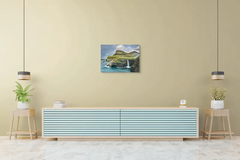 Tablou Canvas, "Cascada ascunsă în peisajul montan", Cascadă, Stânci, Munte, Ocean, Cer, Pajiște, Roci, Valuri, Natural, Senin, 70 x 50 cm – poza 7