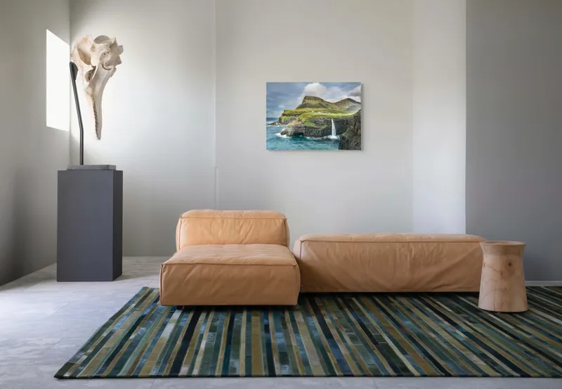 Tablou Canvas, "Cascada ascunsă în peisajul montan", Cascadă, Stânci, Munte, Ocean, Cer, Pajiște, Roci, Valuri, Natural, Senin, 70 x 50 cm – poza 8