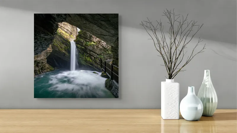 Tablou Canvas, "Cascada ascunsă în peșteră misterioasă", Cascadă, Peșteră, Apă, Stânci, Lumină, Vegetație, Podet, Mister, Frumusețe, Natură, 50 x 50 cm – poza 3