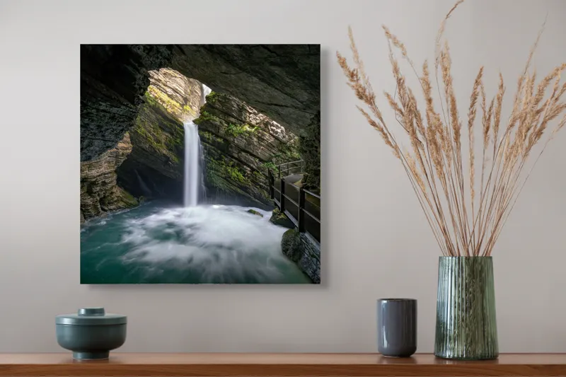 Tablou Canvas, "Cascada ascunsă în peșteră misterioasă", Cascadă, Peșteră, Apă, Stânci, Lumină, Vegetație, Podet, Mister, Frumusețe, Natură, 50 x 50 cm – poza 4