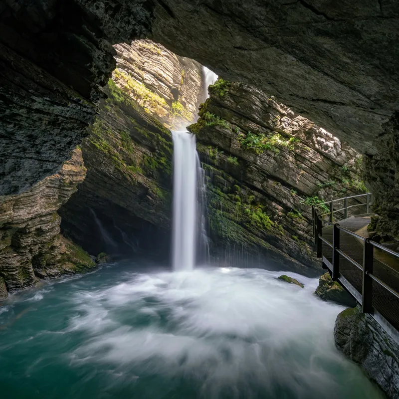 Tablou Canvas, "Cascada ascunsă în peșteră misterioasă", Cascadă, Peșteră, Apă, Stânci, Lumină, Vegetație, Podet, Mister, Frumusețe, Natură, 50 x 50 cm – poza 2