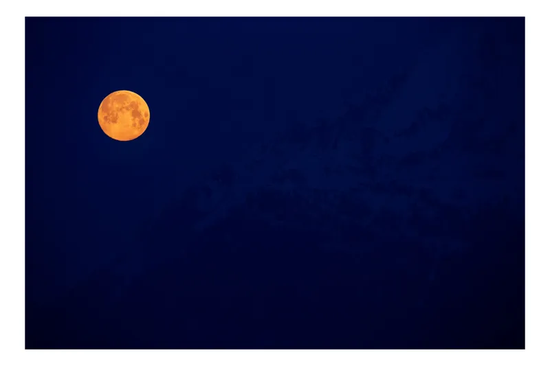 Tablou Canvas, "Luna plină deasupra munților întunecați", Lună, Portocalie, Cer, Întunecat, Pădure, Noapte, Misterios, Siluetă, 39 x 26 cm