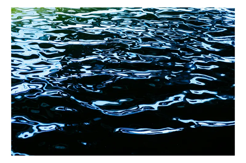 Tablou Canvas, "Reflexii dansând pe apă liniștită", Lumină, Reflexie, Apă, Albastru, Unduire, Textură, Natură, Contraste, Licăriri, Profunzime, 50 x 50 cm