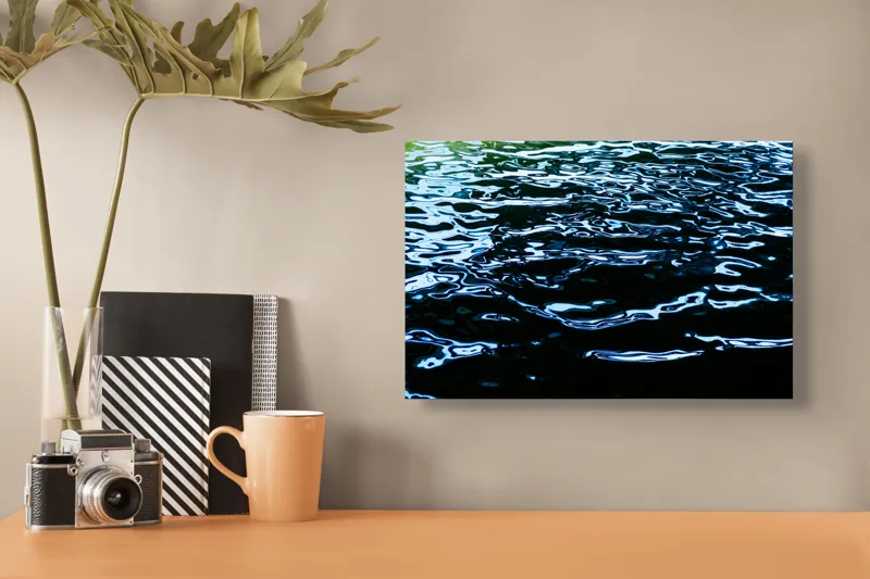 Tablou Canvas, "Reflexii dansând pe apă liniștită", Lumină, Reflexie, Apă, Albastru, Unduire, Textură, Natură, Contraste, Licăriri, Profunzime, 39 x 26 cm – poza 3