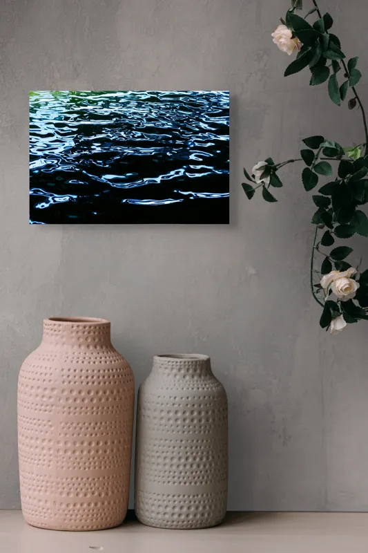Tablou Canvas, "Reflexii dansând pe apă liniștită", Lumină, Reflexie, Apă, Albastru, Unduire, Textură, Natură, Contraste, Licăriri, Profunzime, 39 x 26 cm – poza 4