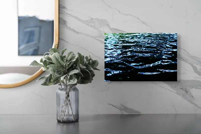 Tablou Canvas, "Reflexii dansând pe apă liniștită", Lumină, Reflexie, Apă, Albastru, Unduire, Textură, Natură, Contraste, Licăriri, Profunzime, 39 x 26 cm – poza 5