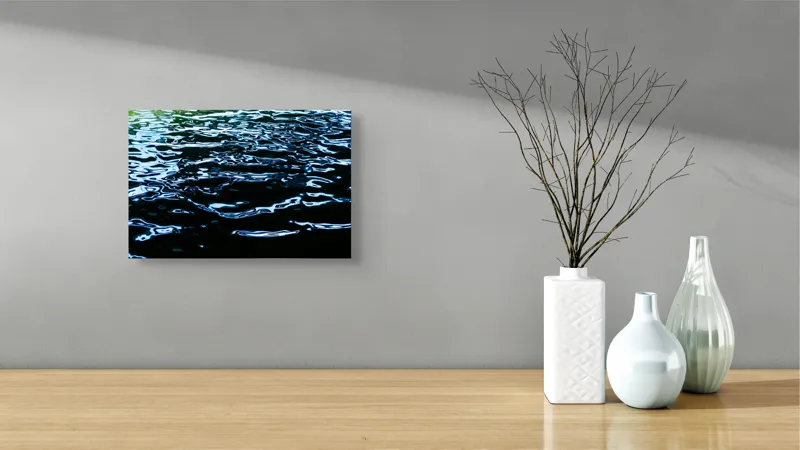 Tablou Canvas, "Reflexii dansând pe apă liniștită", Lumină, Reflexie, Apă, Albastru, Unduire, Textură, Natură, Contraste, Licăriri, Profunzime, 39 x 26 cm – poza 8