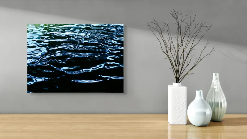 Tablou Canvas, "Reflexii dansând pe apă liniștită", Lumină, Reflexie, Apă, Albastru, Unduire, Textură, Natură, Contraste, Licăriri, Profunzime, 54 x 39 cm – poza 3