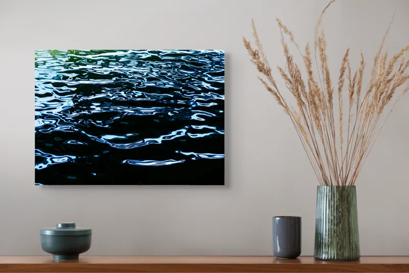 Tablou Canvas, "Reflexii dansând pe apă liniștită", Lumină, Reflexie, Apă, Albastru, Unduire, Textură, Natură, Contraste, Licăriri, Profunzime, 54 x 39 cm – poza 4