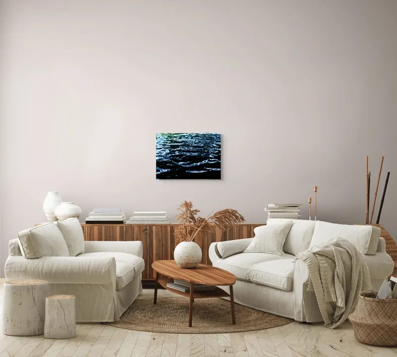 Tablou Canvas, "Reflexii dansând pe apă liniștită", Lumină, Reflexie, Apă, Albastru, Unduire, Textură, Natură, Contraste, Licăriri, Profunzime, 54 x 39 cm – poza 5