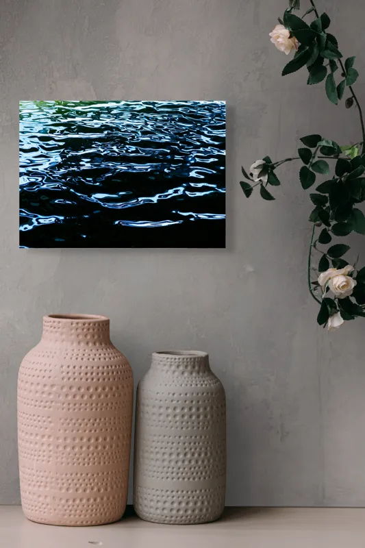 Tablou Canvas, "Reflexii dansând pe apă liniștită", Lumină, Reflexie, Apă, Albastru, Unduire, Textură, Natură, Contraste, Licăriri, Profunzime, 54 x 39 cm – poza 8