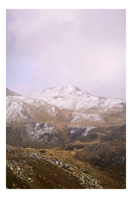 Tablou Canvas, "Muntele păzit de zăpezile toamnei", Munți, Zăpadă, Nori, Vârfuri, Iarnă, Peisaj, Stânci, Ceață, Natură, Tranquilitate, 50 x 50 cm