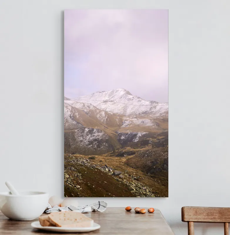 Tablou Canvas, "Muntele păzit de zăpezile toamnei", Munți, Zăpadă, Nori, Vârfuri, Iarnă, Peisaj, Stânci, Ceață, Natură, Tranquilitate, 50 x 90 cm – poza 3