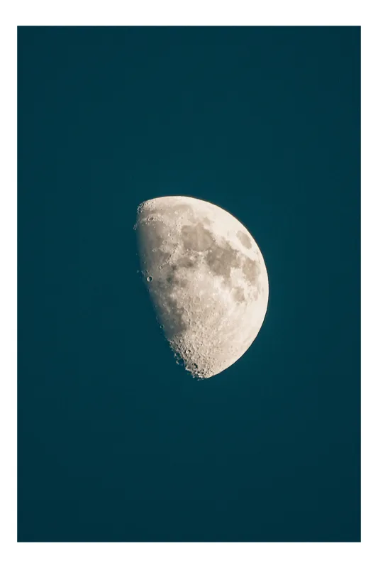 Tablou Canvas, "Luna la apogeul serenității nocturne", Lună, Semilună, Noapte, Cer, Mister, Strălucire, Cratere, Calm, Lumină, Misterios, 39 x 54 cm