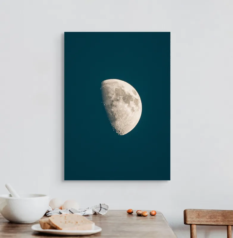Tablou Canvas, "Luna la apogeul serenității nocturne", Lună, Semilună, Noapte, Cer, Mister, Strălucire, Cratere, Calm, Lumină, Misterios, 50 x 70 cm – poza 3