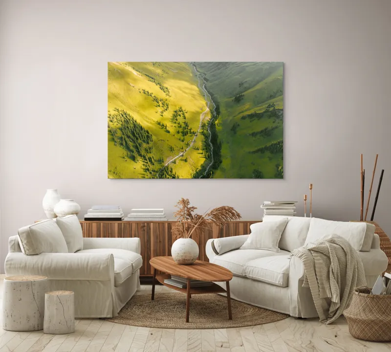 Tablou Canvas, "Valea îmbrățișată de soare și pârâu", Văi, Râu, Verdeață, Pini, Lumină, Munți, Peisaj, Natură., 150 x 100 cm – poza 3