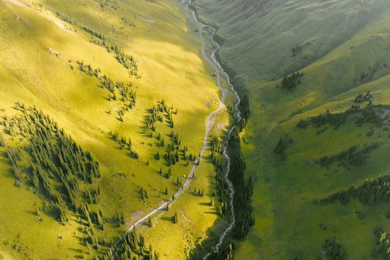 Tablou Canvas, "Valea îmbrățișată de soare și pârâu", Văi, Râu, Verdeață, Pini, Lumină, Munți, Peisaj, Natură., 150 x 100 cm – poza 2