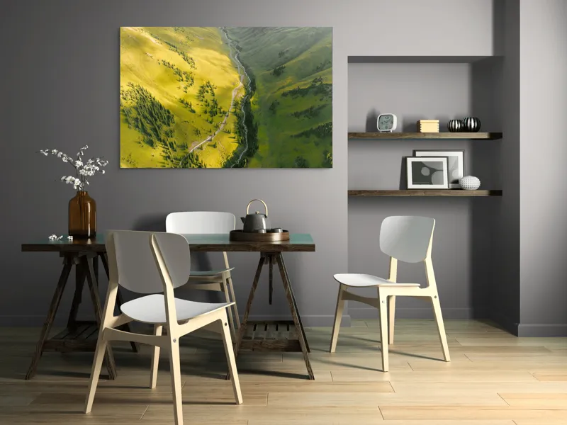 Tablou Canvas, "Valea îmbrățișată de soare și pârâu", Văi, Râu, Verdeață, Pini, Lumină, Munți, Peisaj, Natură., 150 x 100 cm – poza 5