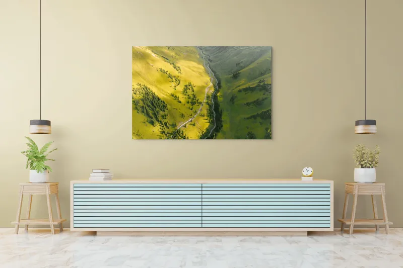 Tablou Canvas, "Valea îmbrățișată de soare și pârâu", Văi, Râu, Verdeață, Pini, Lumină, Munți, Peisaj, Natură., 150 x 100 cm – poza 6