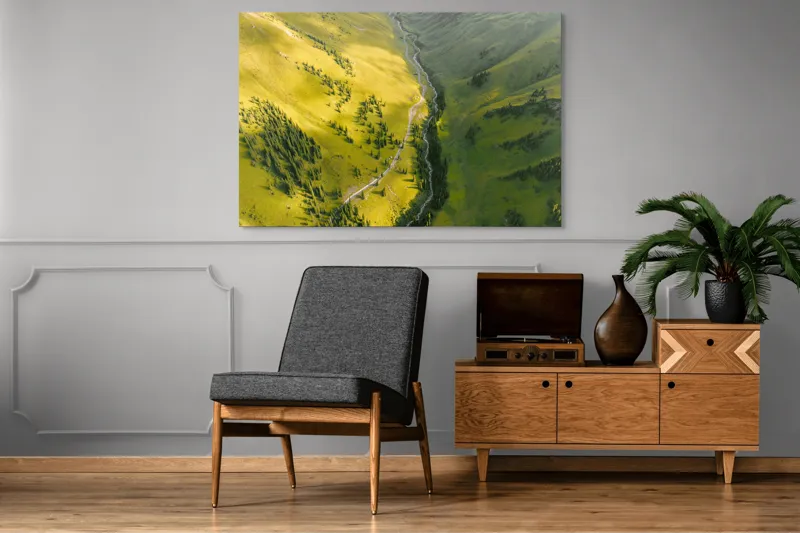 Tablou Canvas, "Valea îmbrățișată de soare și pârâu", Văi, Râu, Verdeață, Pini, Lumină, Munți, Peisaj, Natură., 150 x 100 cm – poza 8