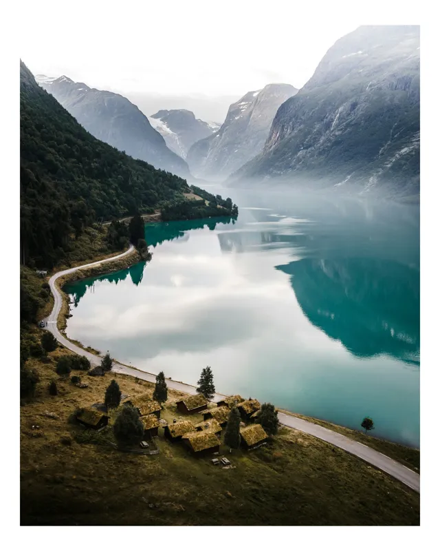 Tablou Canvas, "Sat liniștit lângă lacul albastru", Pitoresc, Liniște, Reflecție, Munți, Cabane, Sinuozitate, Verde, Albastru, Norvegian, Calm, Apă, Drumeție, Relaxare, Natură, Scandinavia, 50 x 50 cm