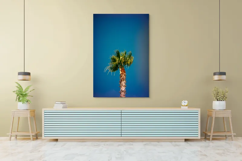Tablou Canvas, "Palmier sub cerul albastru intens", Palmier, Cer, Albastru, Frunziș, Trunchi, Verde, Natură, Viu, Strălucitor, 100 x 150 cm – poza 4