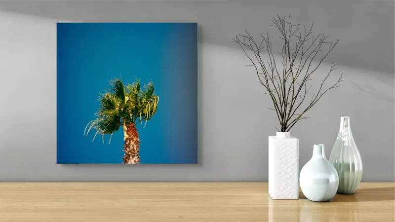 Tablou Canvas, "Palmier sub cerul albastru intens", Palmier, Cer, Albastru, Frunziș, Trunchi, Verde, Natură, Viu, Strălucitor, 50 x 50 cm – poza 3