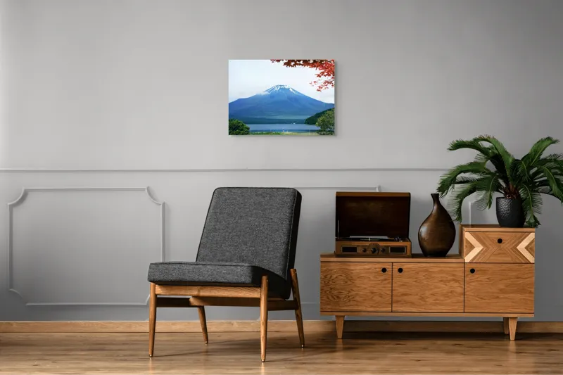 Tablou Canvas, "Măreția muntelui sub cer senin", Munte, Lac, Nor, Peisaj, Frunze, Roșu, Verde, Albastru, Natură, Serenitate, 70 x 50 cm – poza 4