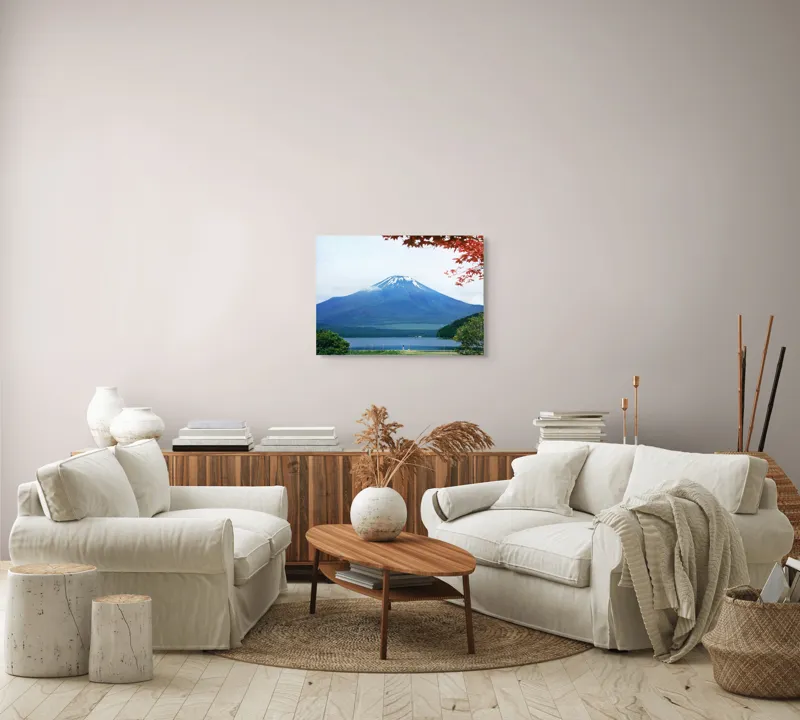 Tablou Canvas, "Măreția muntelui sub cer senin", Munte, Lac, Nor, Peisaj, Frunze, Roșu, Verde, Albastru, Natură, Serenitate, 70 x 50 cm – poza 6