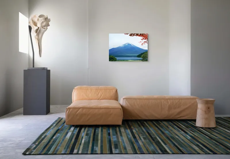 Tablou Canvas, "Măreția muntelui sub cer senin", Munte, Lac, Nor, Peisaj, Frunze, Roșu, Verde, Albastru, Natură, Serenitate, 70 x 50 cm – poza 8